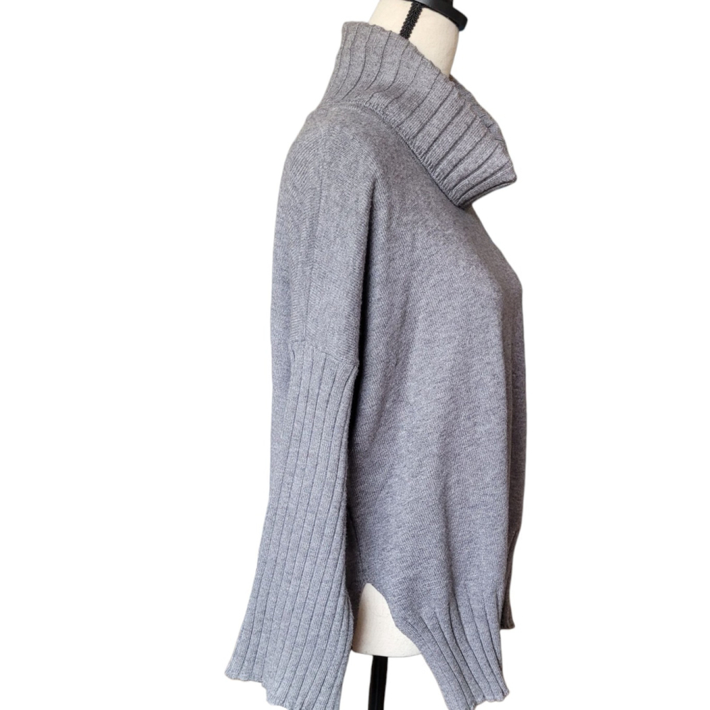 Soft Cozy Cyrus brand cowl Neck Sweater Long Sleeved M - Picture 4 of 10